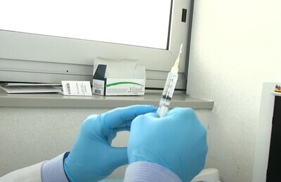 Проведение кодирования Вивитролом в Октябрьском Шприц с Вивитролом в руках у врача